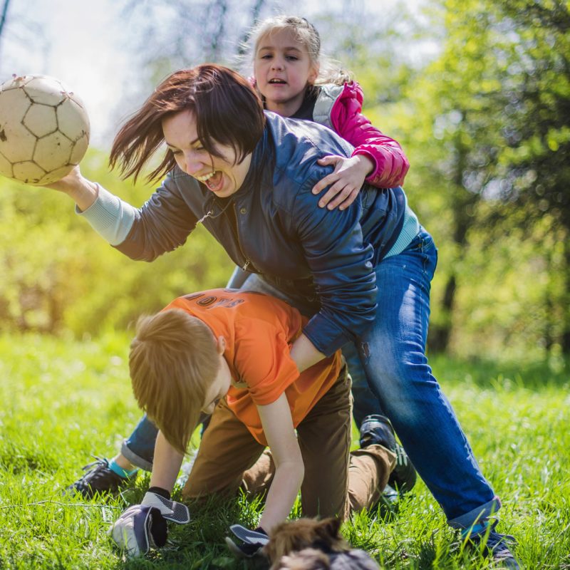 famiglia-felice-che-gioca-con-la-palla